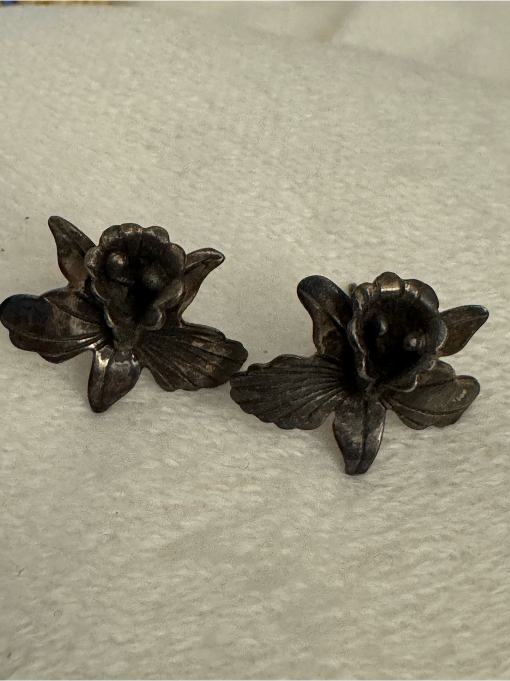 Vintage-Inspired Floral Hair Clip in Dark Silver
